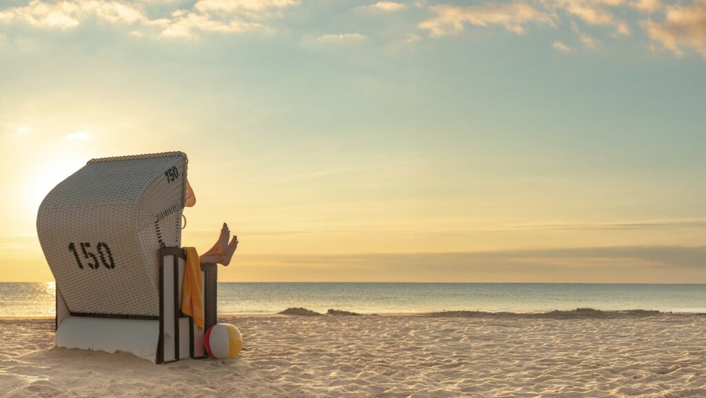 Entspannung im Strandkorb - Sonnenaufgang